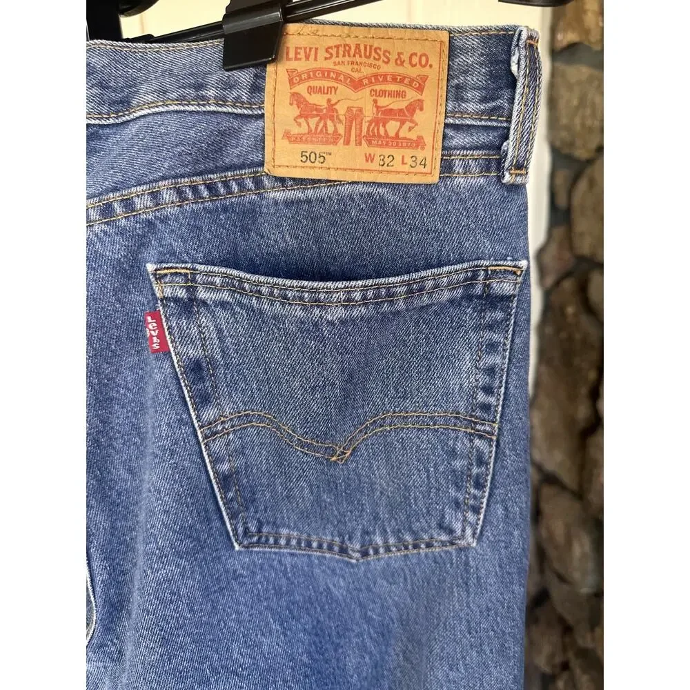 Levi's 505 Men’s Blue Medium Wash Straight Regular Fit Denim Jeans. 32x34